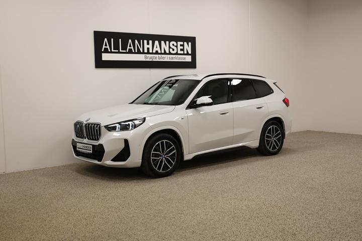 Gul BMW iX1 fra 2023