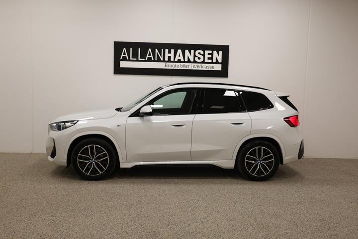 Gul BMW iX1 fra 2023