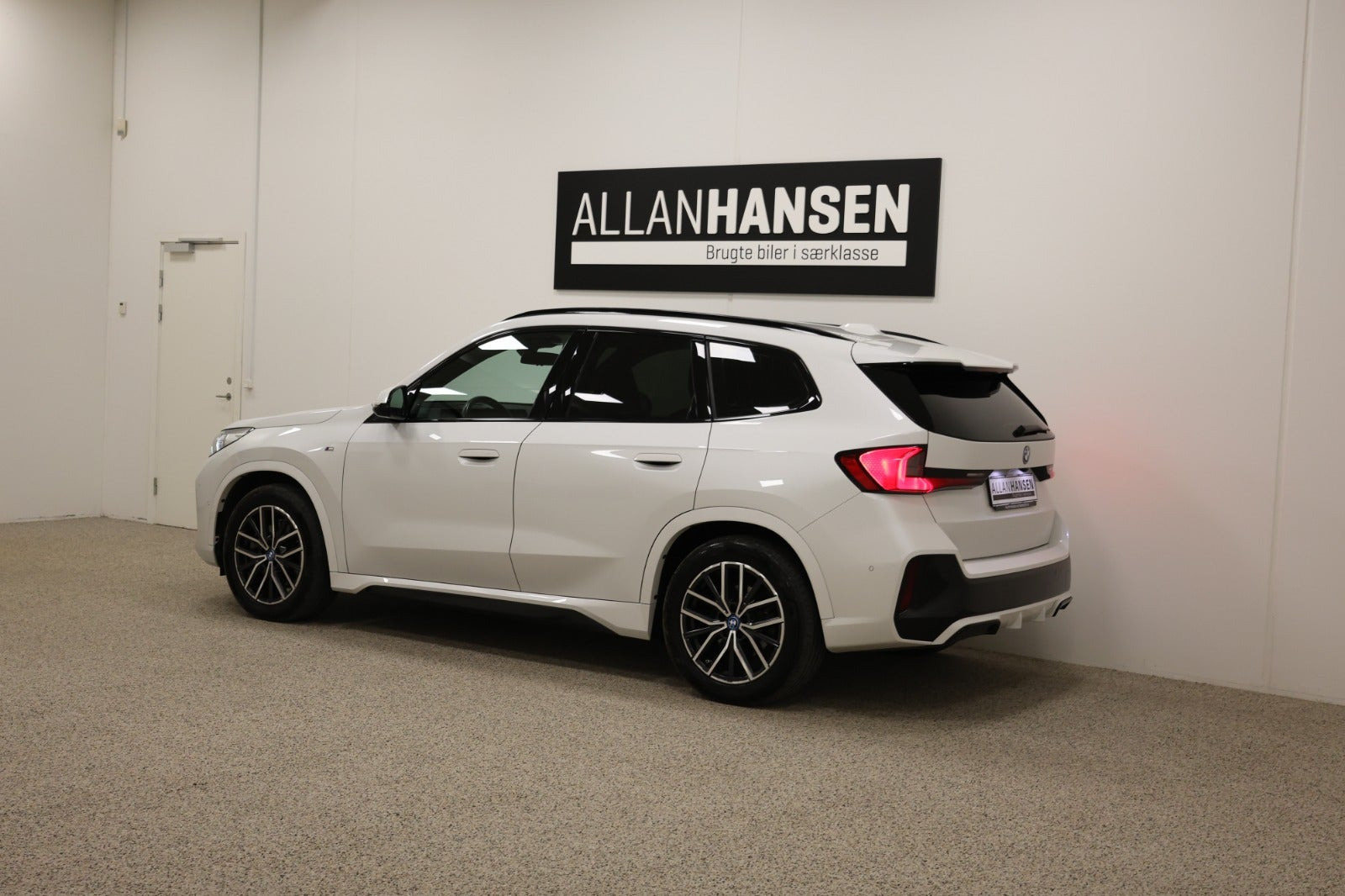 Gul BMW iX1 fra 2023