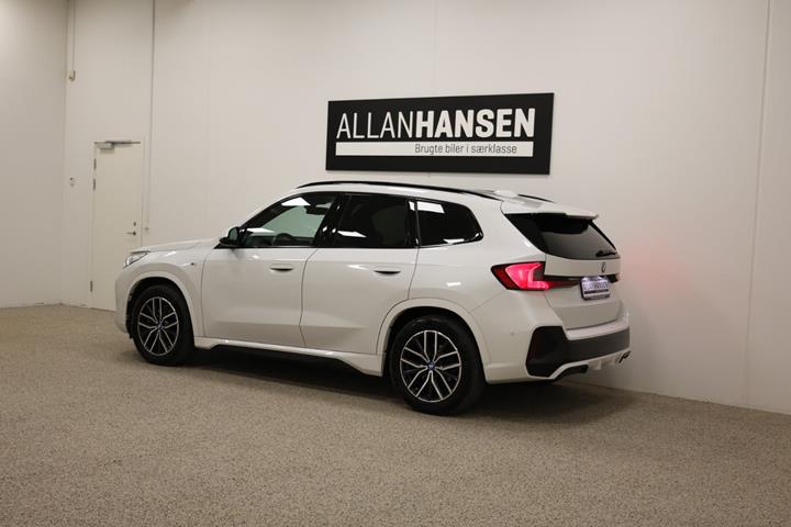 Gul BMW iX1 fra 2023