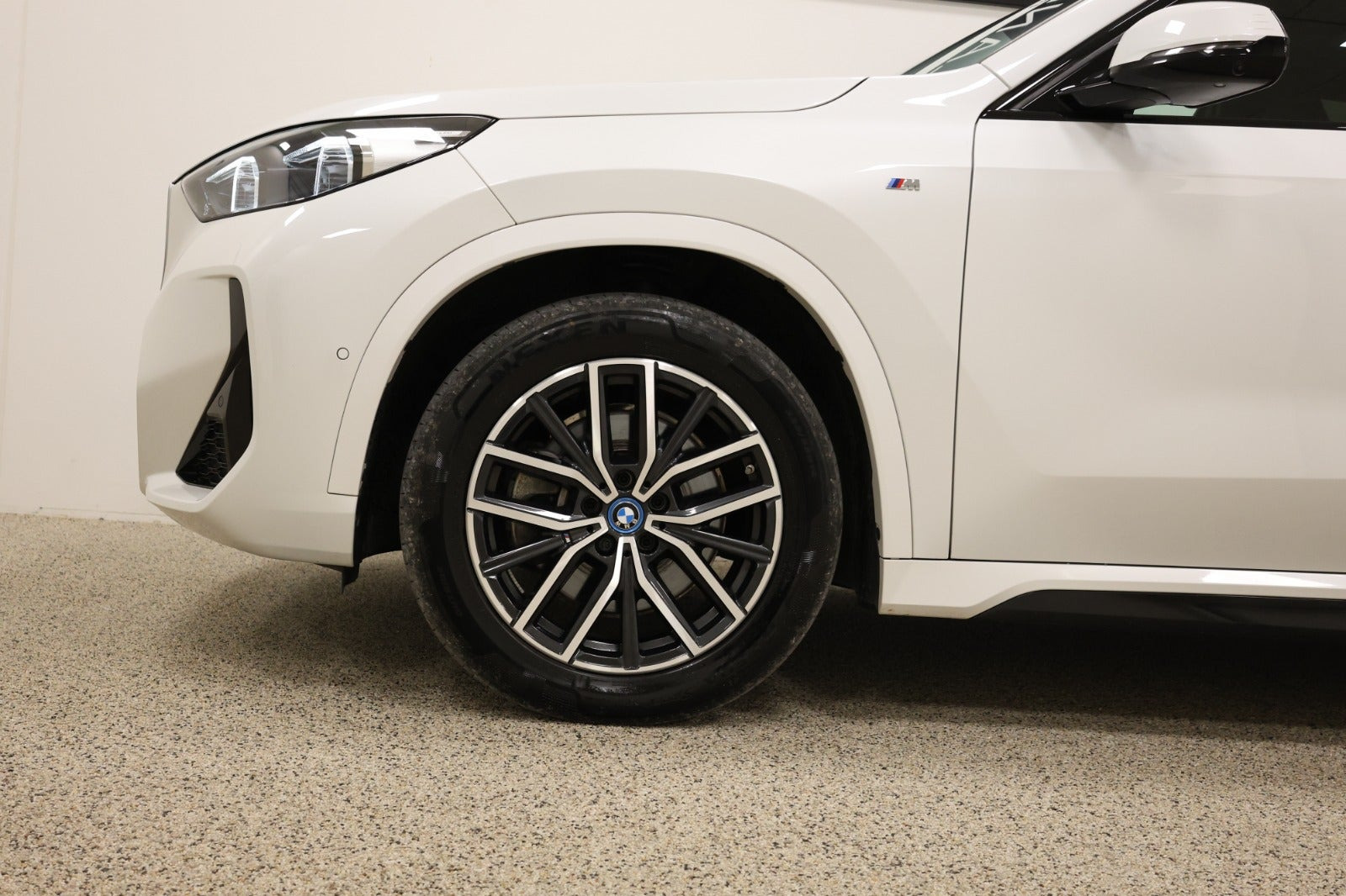 Gul BMW iX1 fra 2023