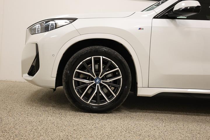 Gul BMW iX1 fra 2023