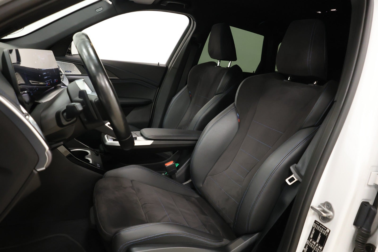 Gul BMW iX1 fra 2023