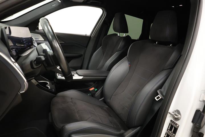 Gul BMW iX1 fra 2023