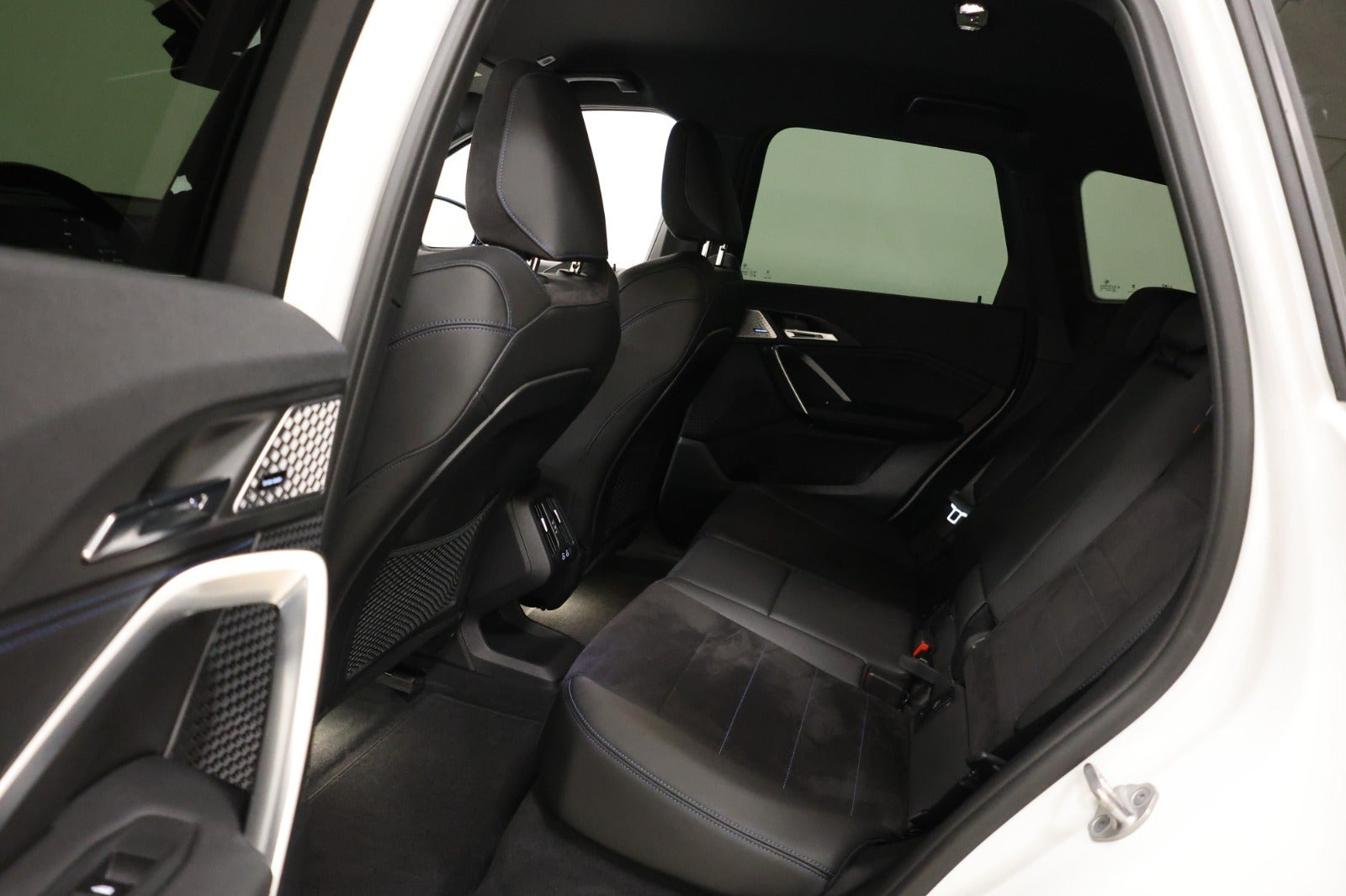 Gul BMW iX1 fra 2023