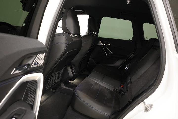 Gul BMW iX1 fra 2023