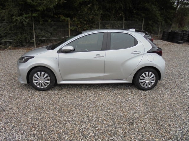 Sølv Toyota Yaris fra 2021