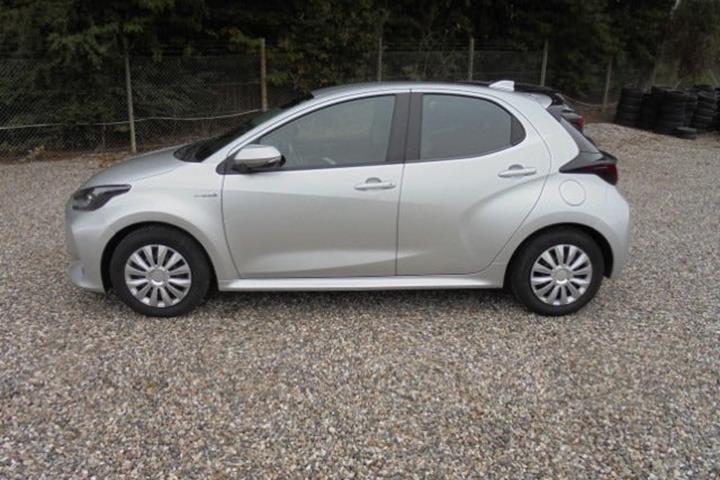 Sølv Toyota Yaris fra 2021