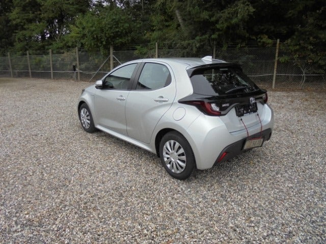 Sølv Toyota Yaris fra 2021