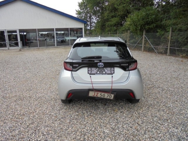 Sølv Toyota Yaris fra 2021
