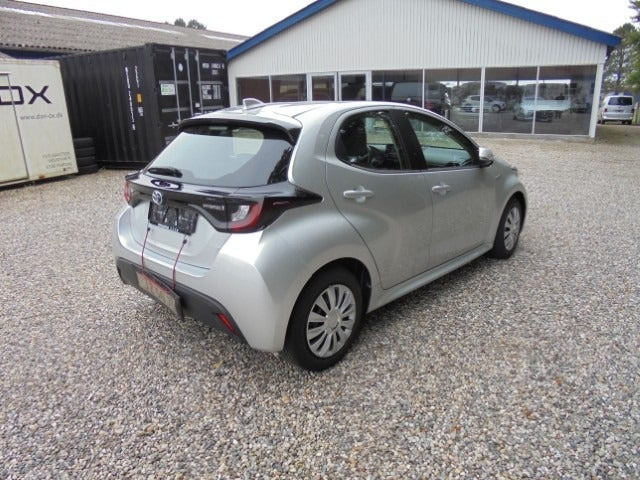 Sølv Toyota Yaris fra 2021