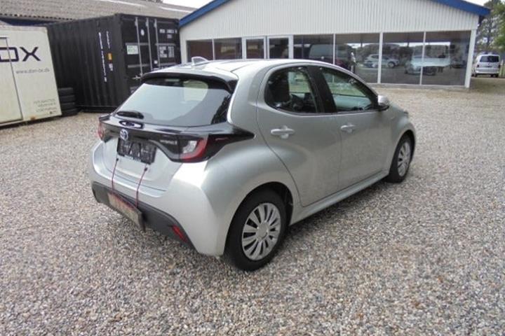 Sølv Toyota Yaris fra 2021