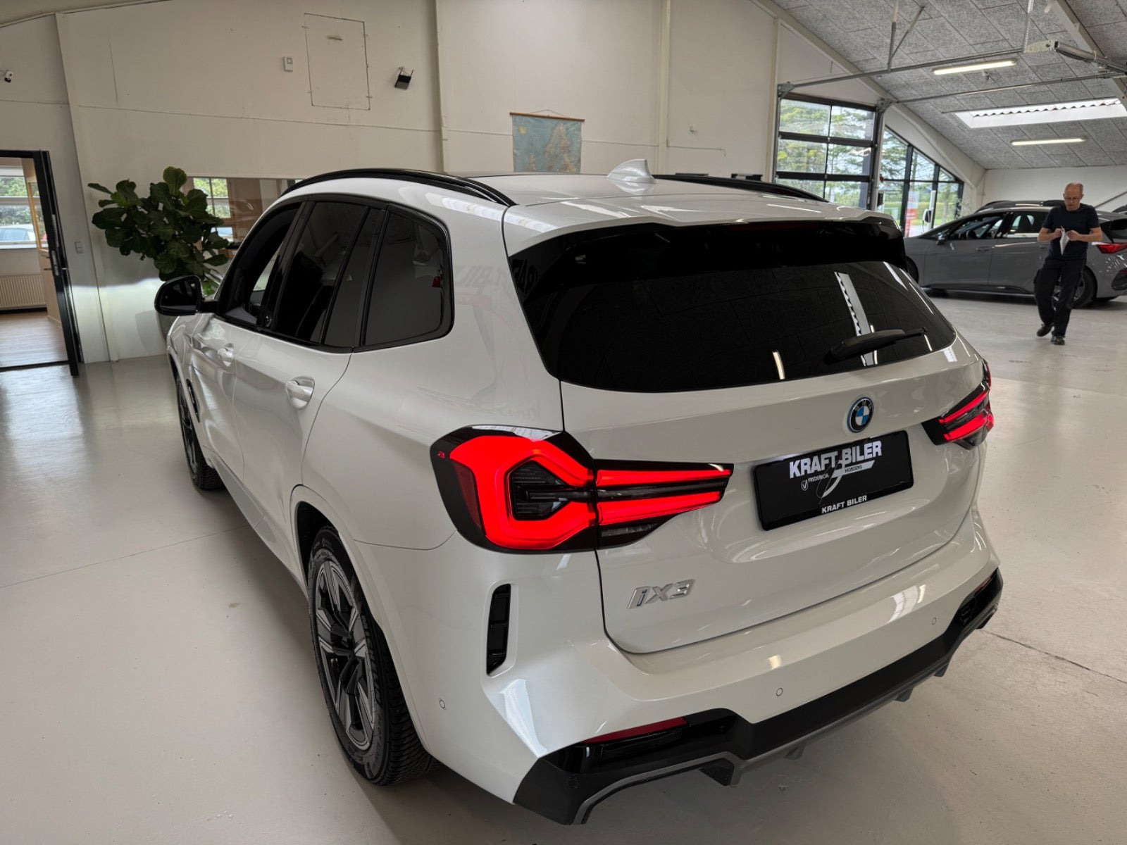 Hvid BMW iX3 fra 2024