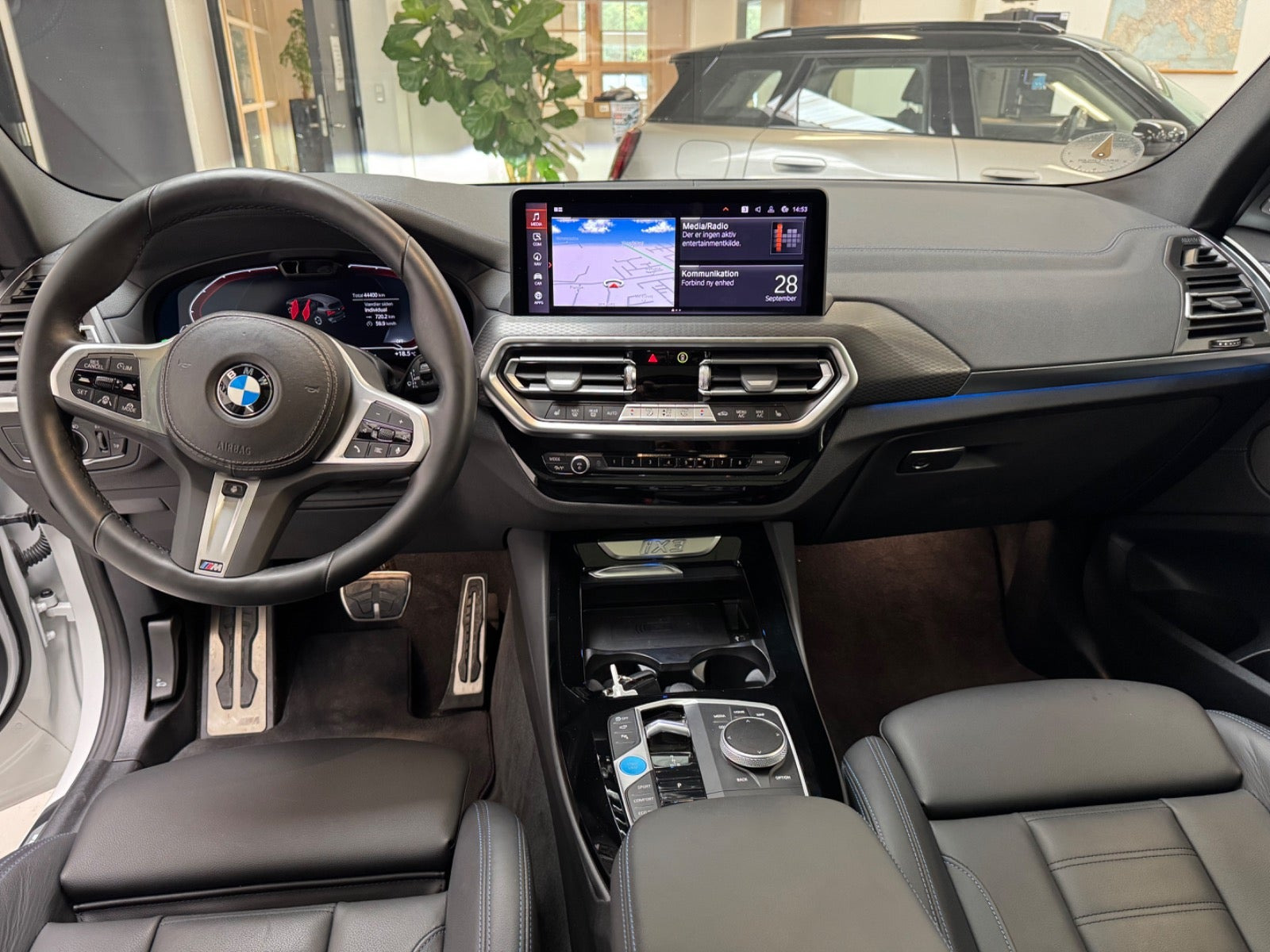 Hvid BMW iX3 fra 2024
