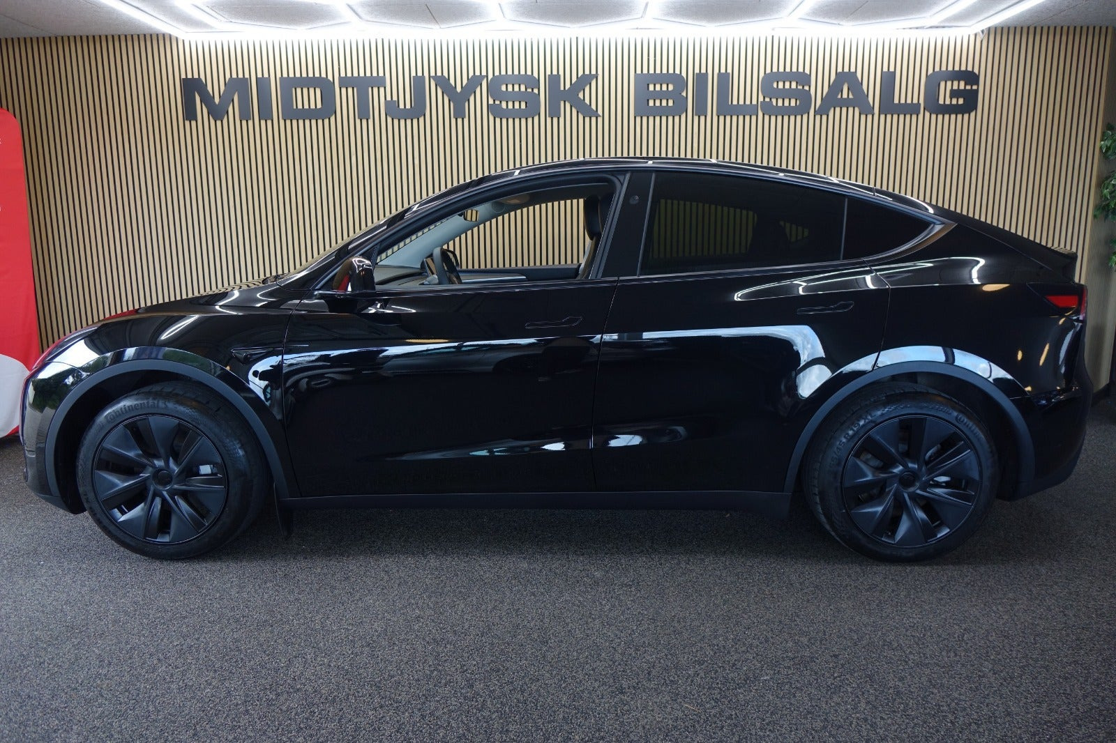 Sort Tesla Model Y fra 2024