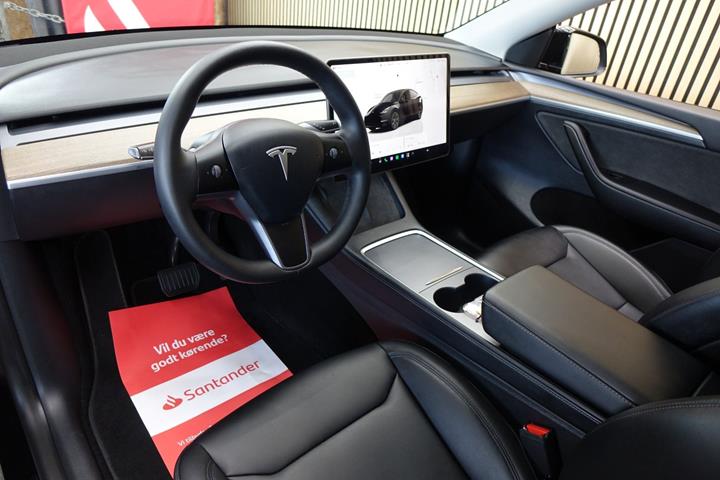 Sort Tesla Model Y fra 2024