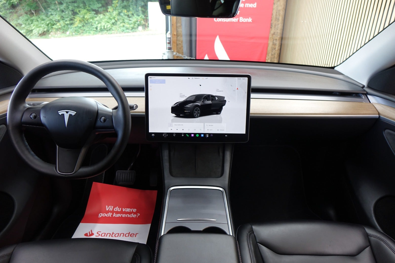 Sort Tesla Model Y fra 2024