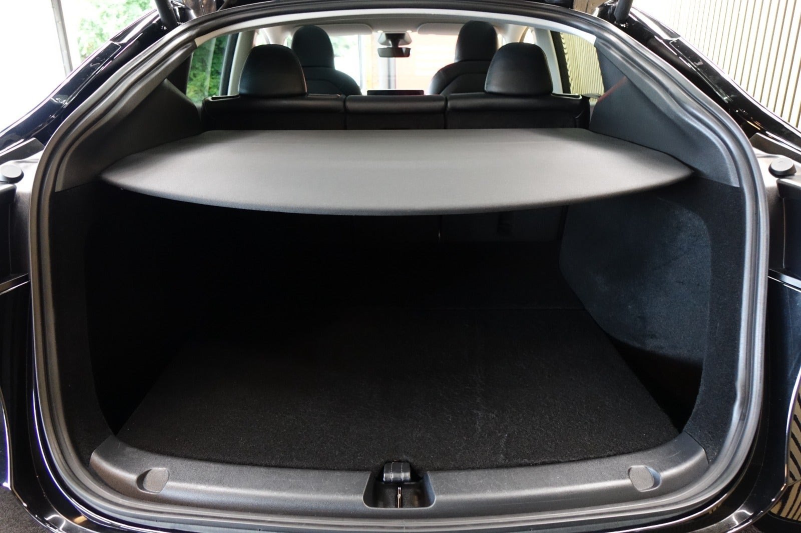 Sort Tesla Model Y fra 2024