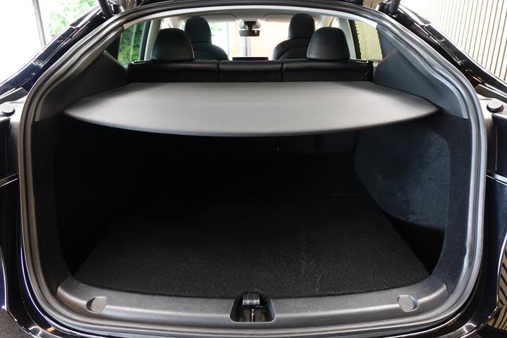 Sort Tesla Model Y fra 2024