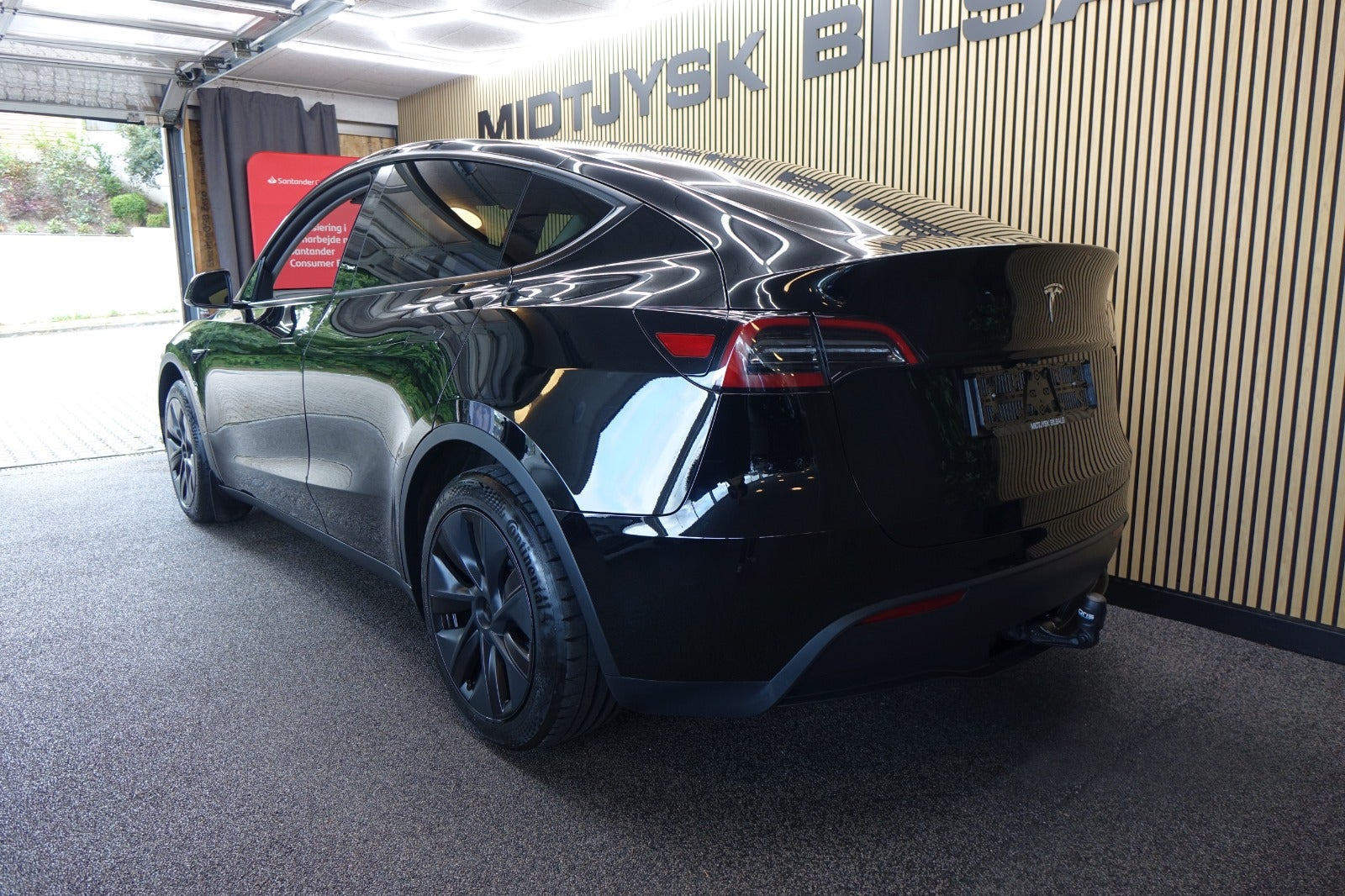 Sort Tesla Model Y fra 2024