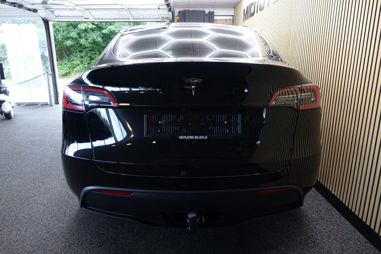 Sort Tesla Model Y fra 2024