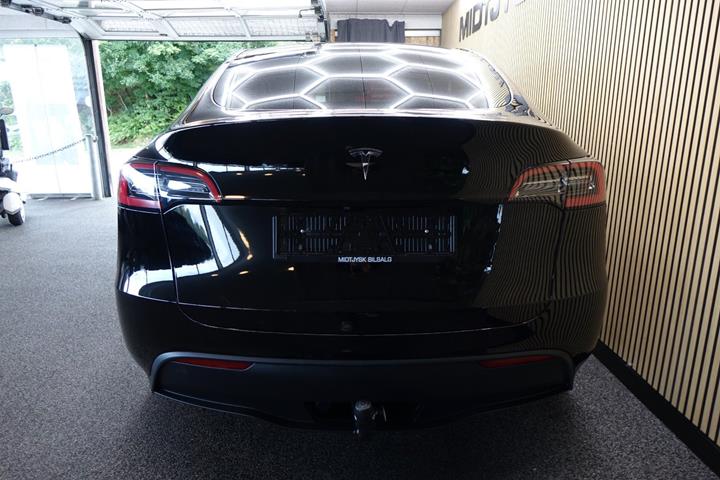 Sort Tesla Model Y fra 2024