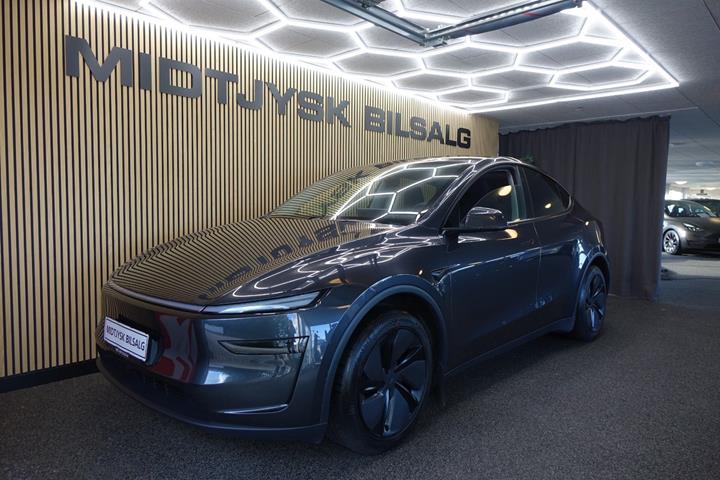 Grå Tesla Model Y fra 2025