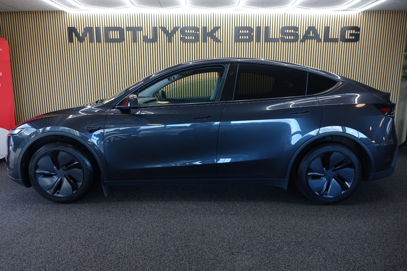 Grå Tesla Model Y fra 2025