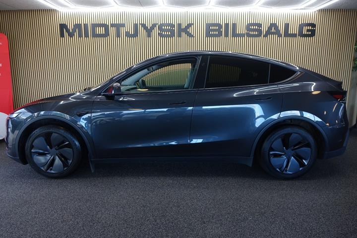 Grå Tesla Model Y fra 2025
