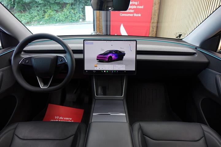 Grå Tesla Model Y fra 2025