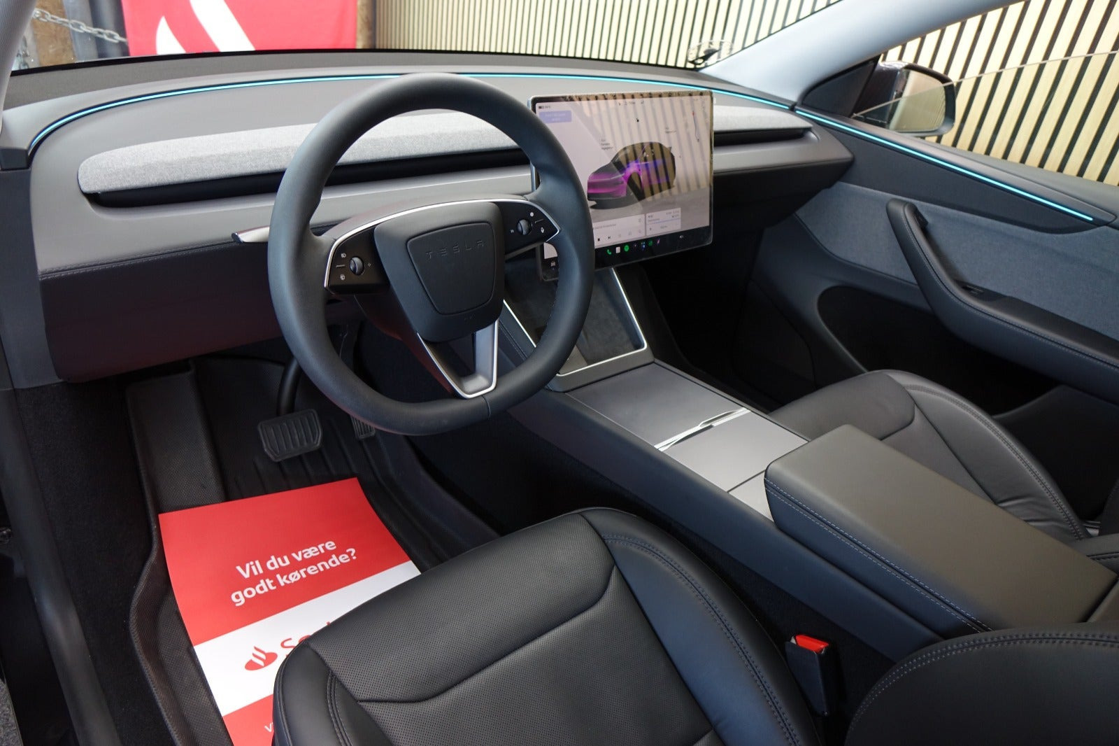 Grå Tesla Model Y fra 2025