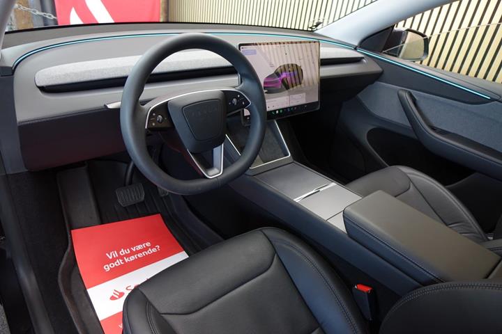 Grå Tesla Model Y fra 2025