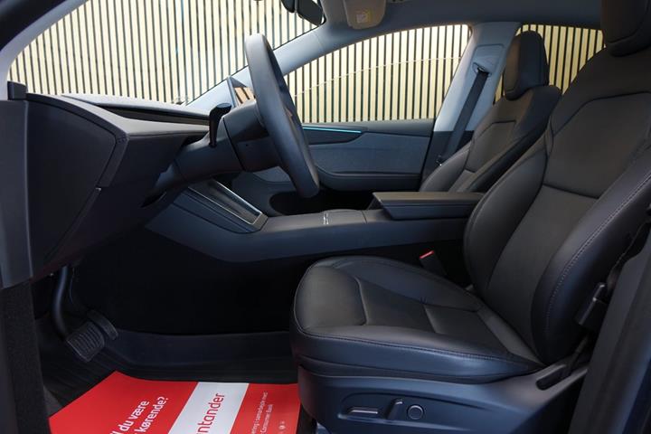 Grå Tesla Model Y fra 2025