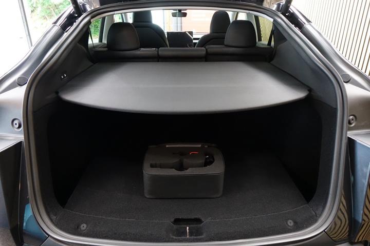 Grå Tesla Model Y fra 2025