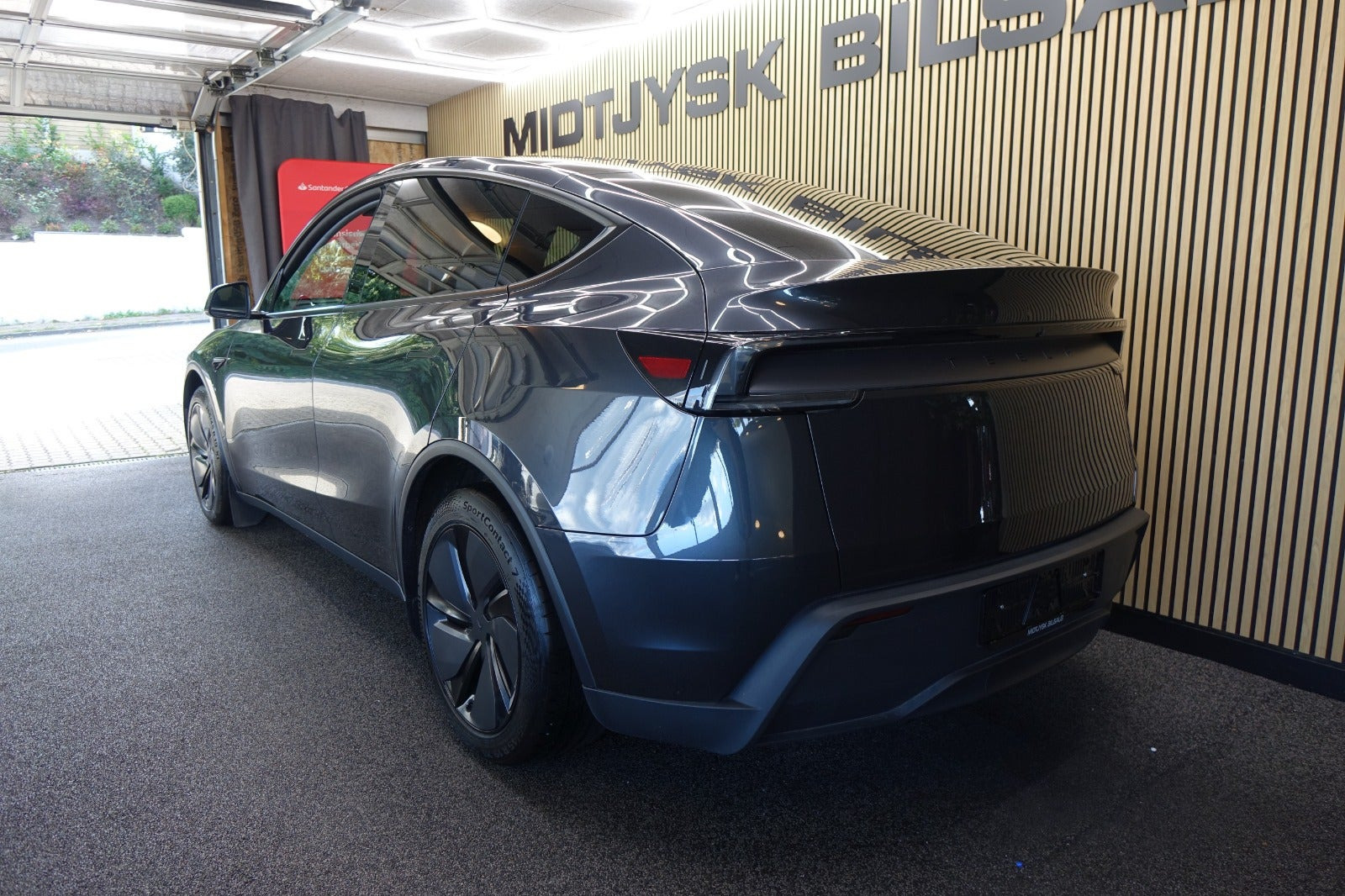 Grå Tesla Model Y fra 2025