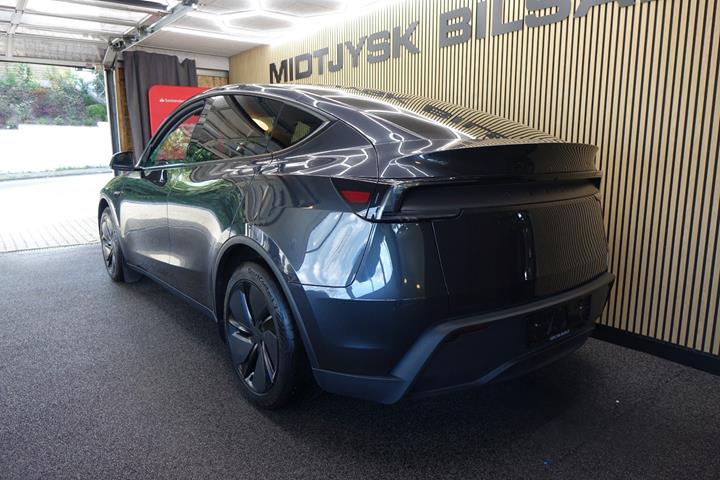 Grå Tesla Model Y fra 2025