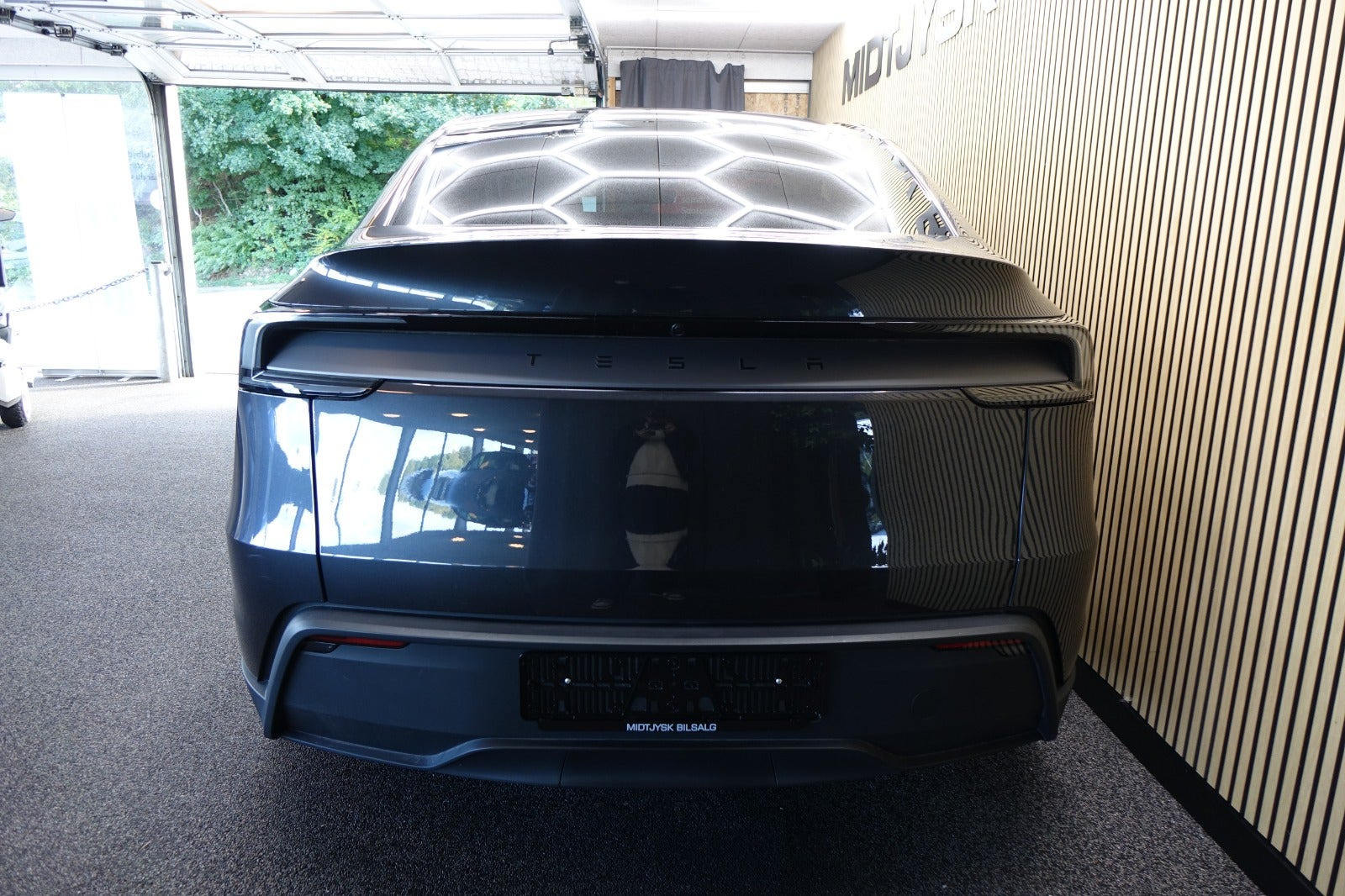 Grå Tesla Model Y fra 2025