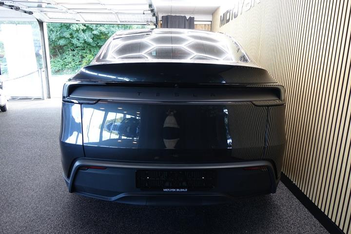 Grå Tesla Model Y fra 2025