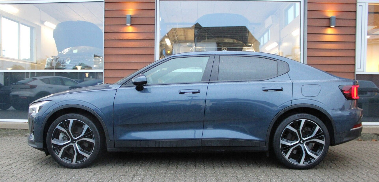 Blå Polestar 2 fra 2021