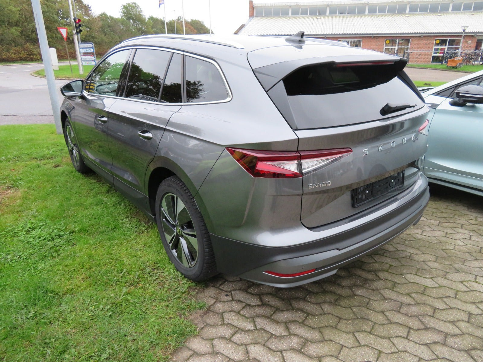Grå Skoda Enyaq fra 2025
