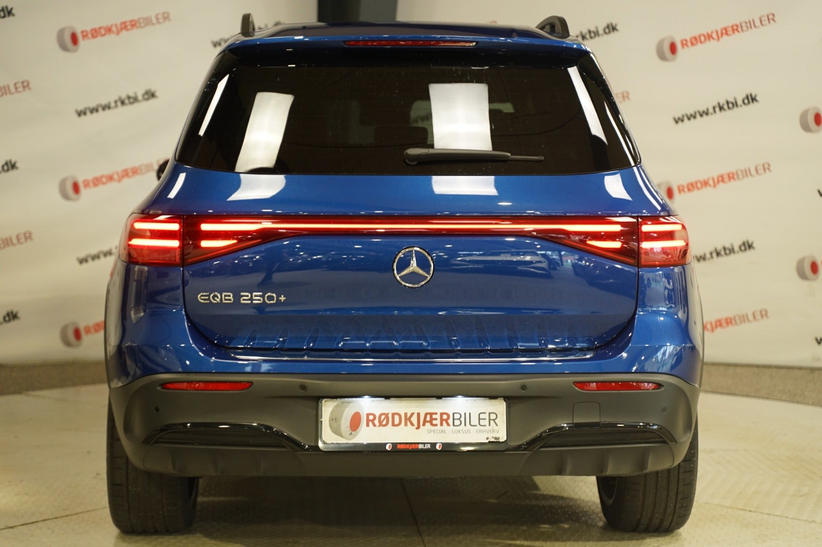 Blå Mercedes EQB250+ fra 2025