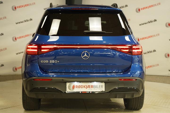 Blå Mercedes EQB250+ fra 2025