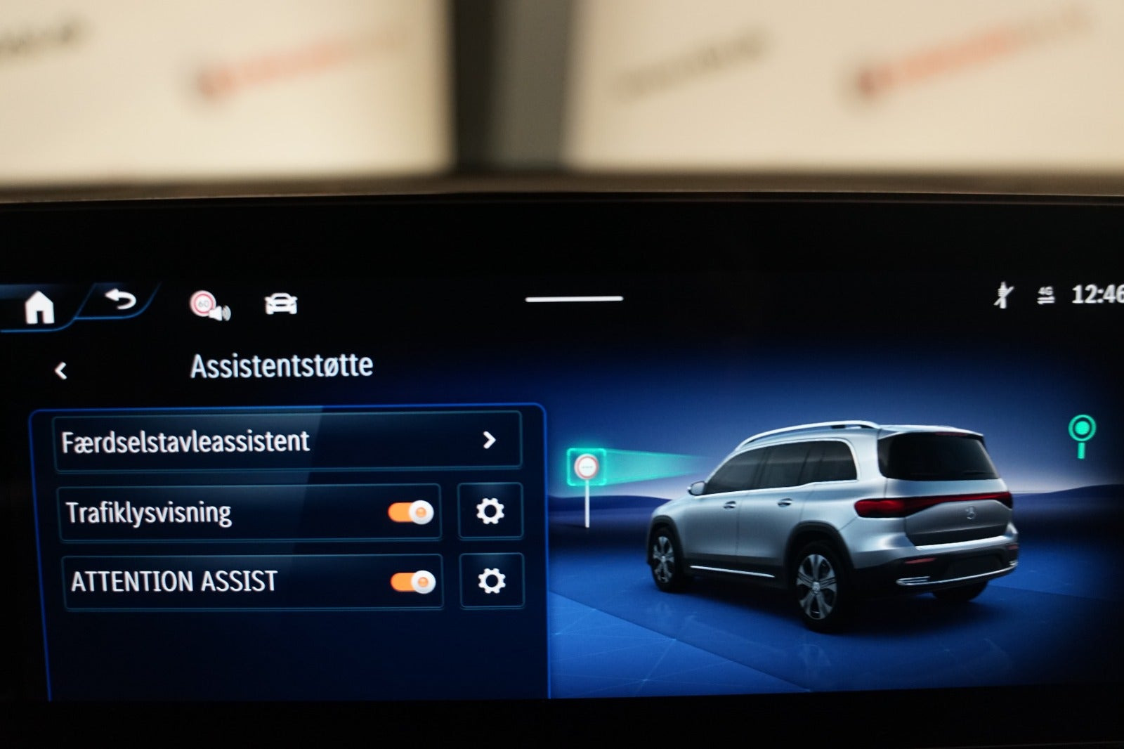 Blå Mercedes EQB250+ fra 2025