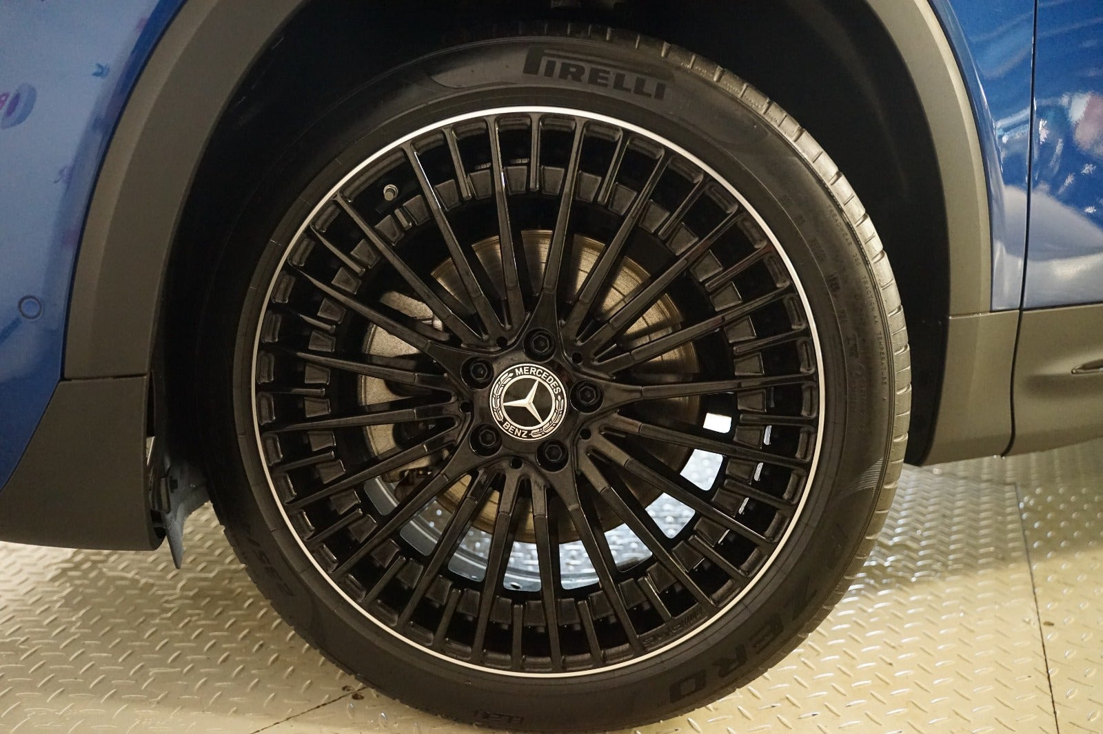 Blå Mercedes EQB250+ fra 2025