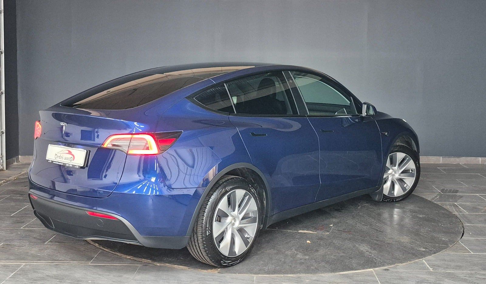 Blå Tesla Model Y fra 2023