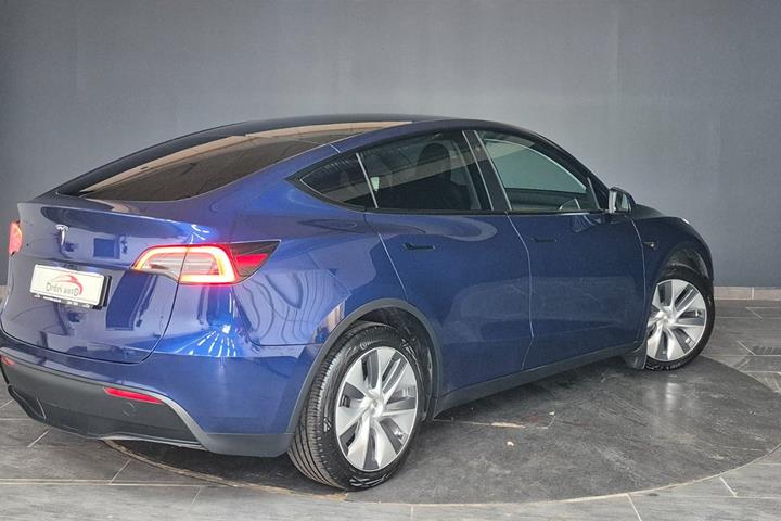Blå Tesla Model Y fra 2023