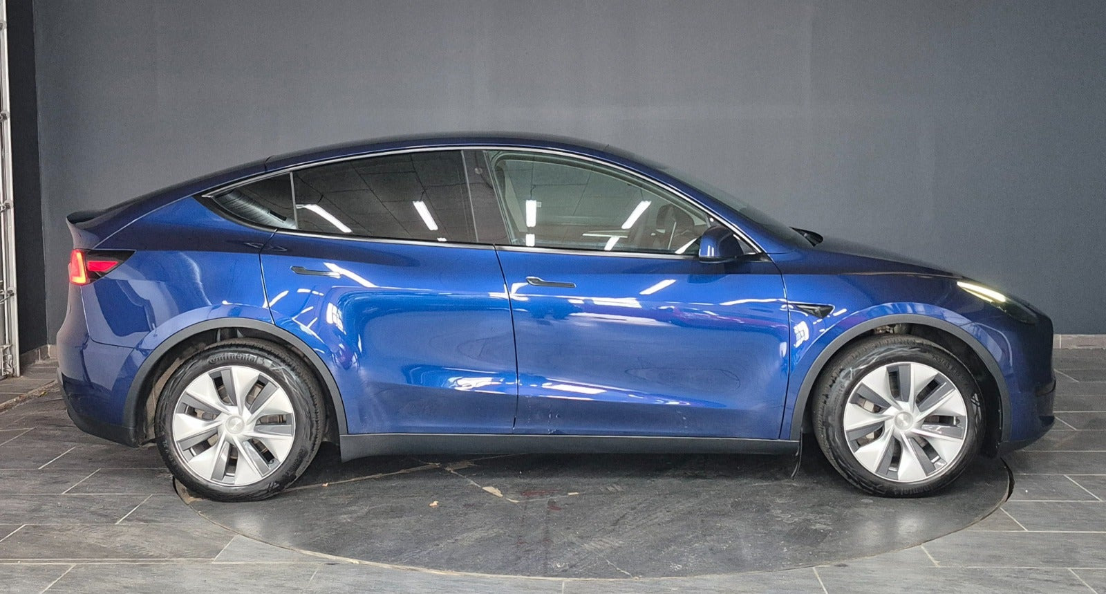 Blå Tesla Model Y fra 2023