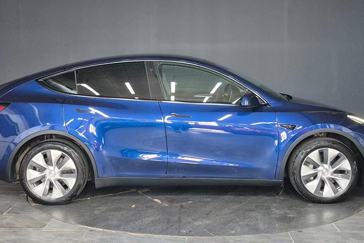 Blå Tesla Model Y fra 2023