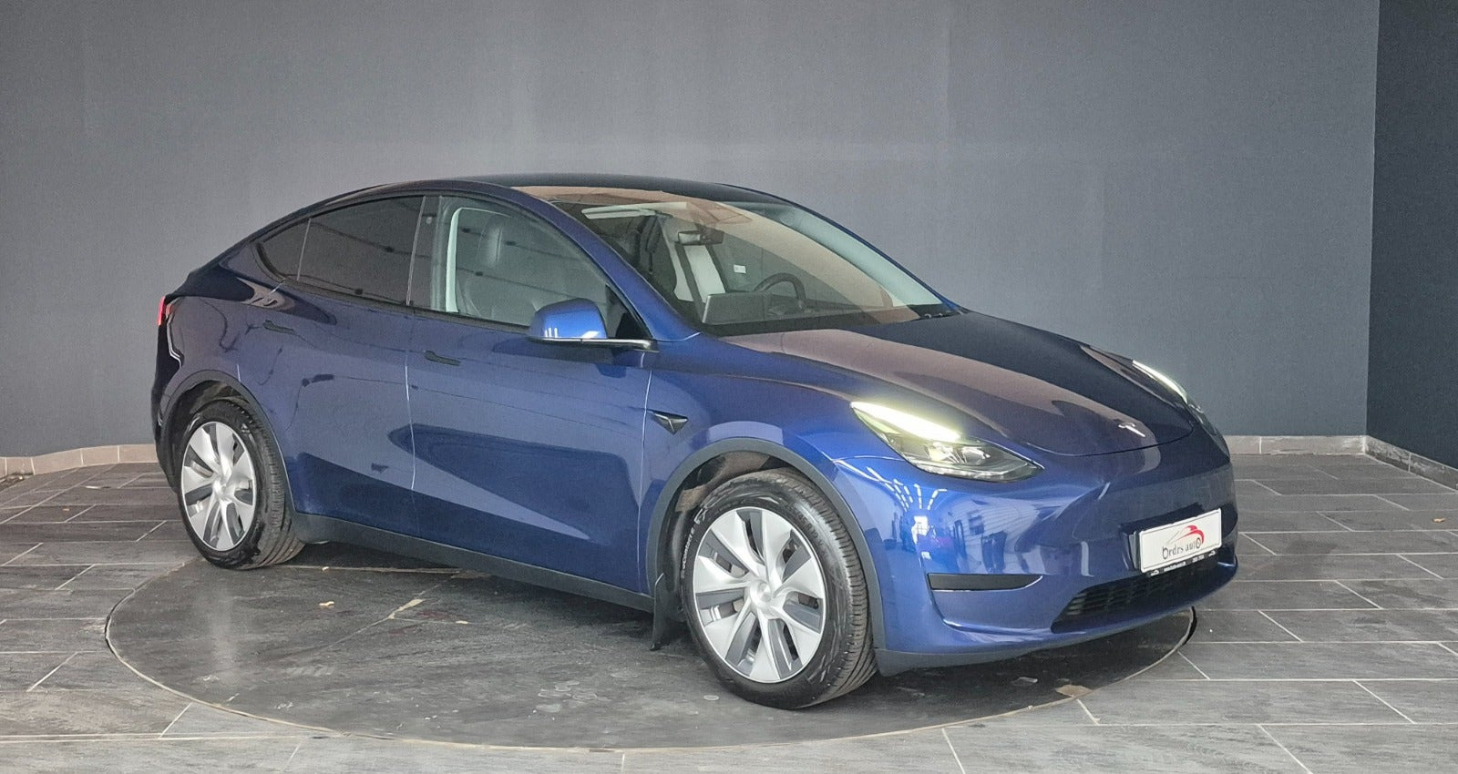 Blå Tesla Model Y fra 2023