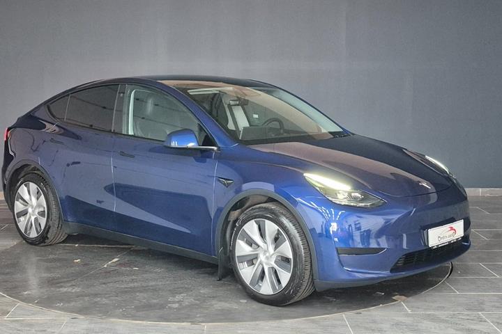 Blå Tesla Model Y fra 2023